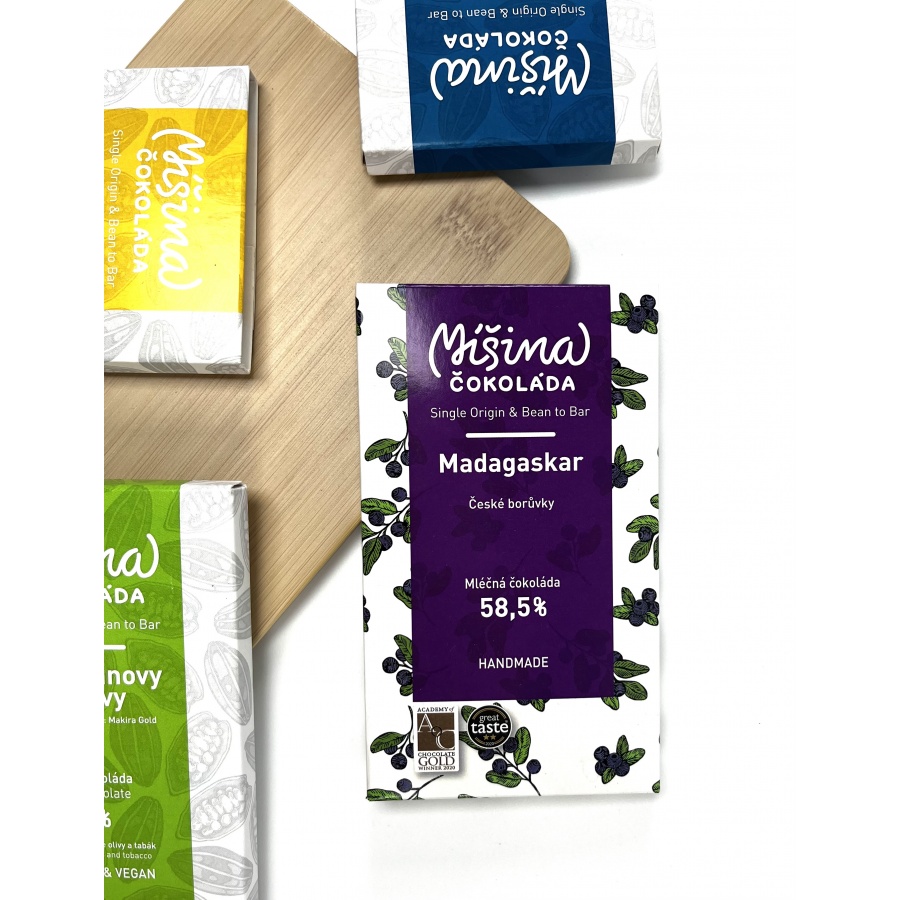 Смесен млечен шоколад с чешки боровинки 58,5 %