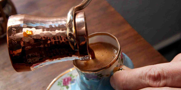 Приготвяне на кафе в кана за кафе