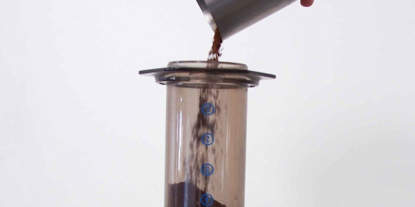 Приготвяне на кафе в Aeropress