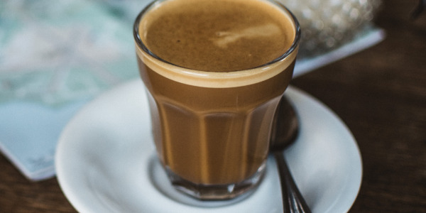 Приготвяне на плоско бяло кафе