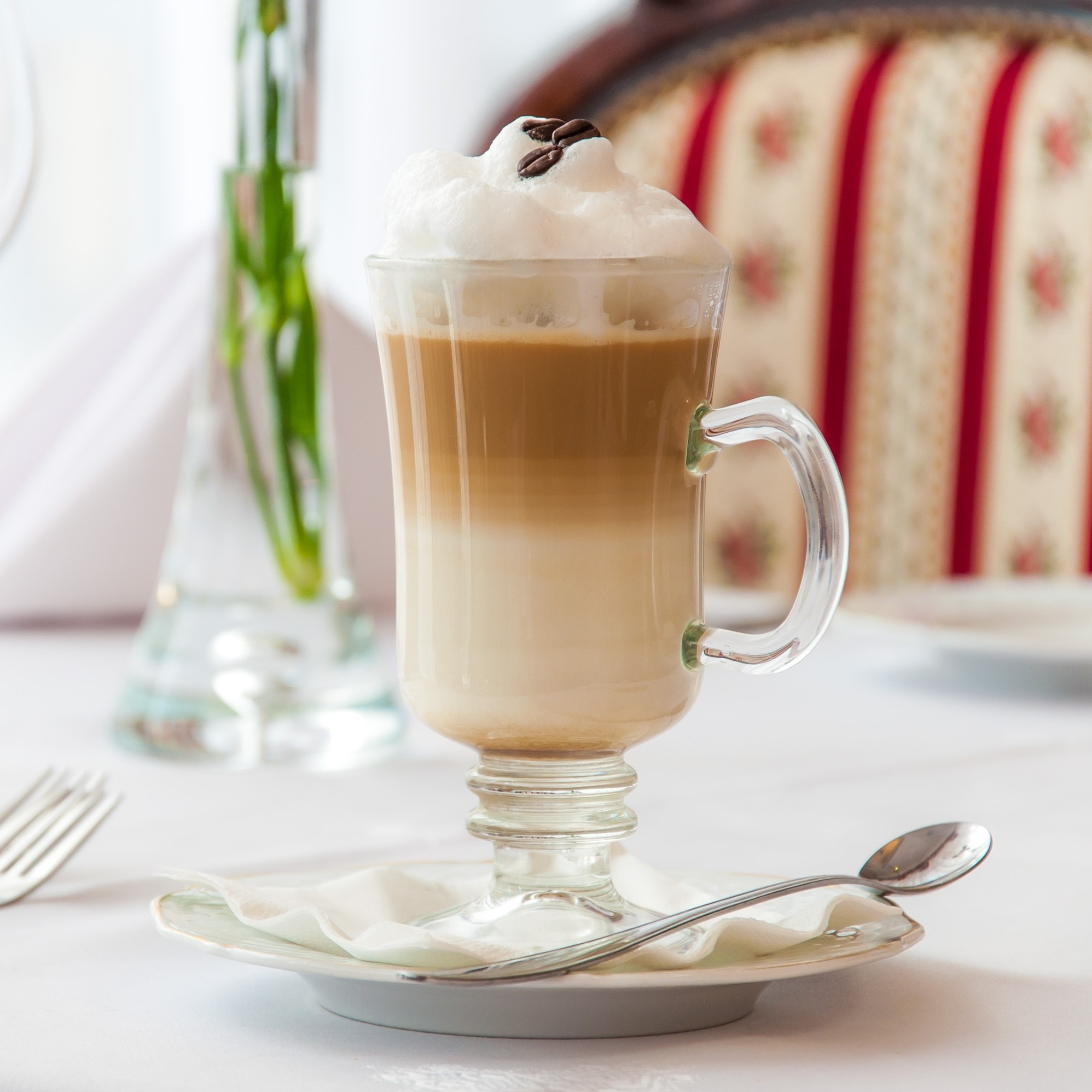 Приготвяне на кафе лате макиато